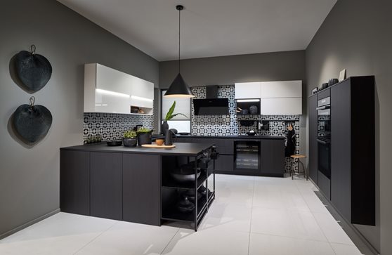 Greeploze keuken in een zwarte houtlook gecombineerd met witte bovenkastjes