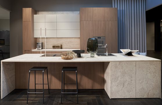 Moderne keuken met een eiland in graniet-look