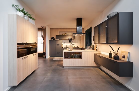Design donkergrijze keuken in combinatie met een houten eiland en kasten