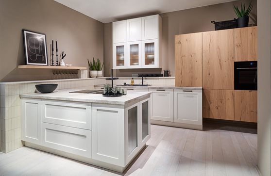 Landelijke keuken in wit gecombineerd met houten kasten