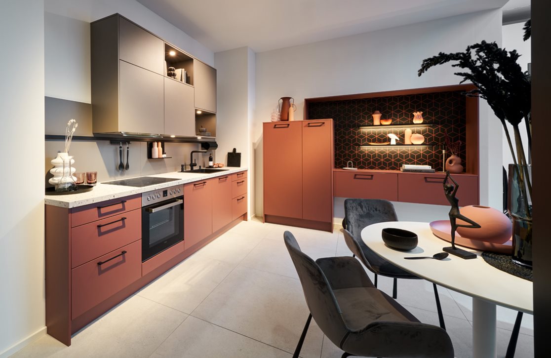 Trendy keuken in de kleur amarant met grijs en een zwarte greep