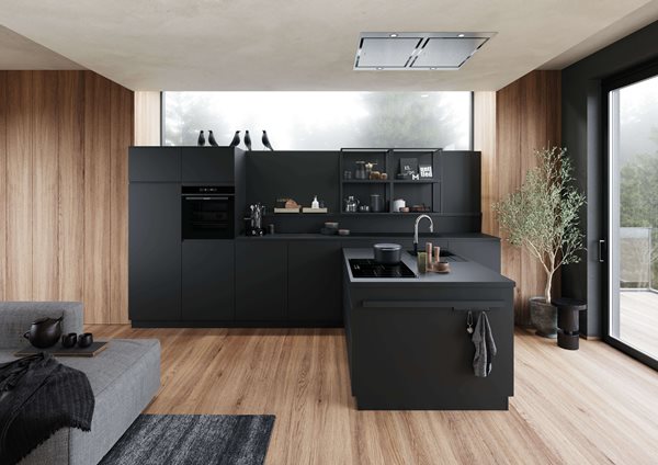 Mat zwarte keuken schoonmaken