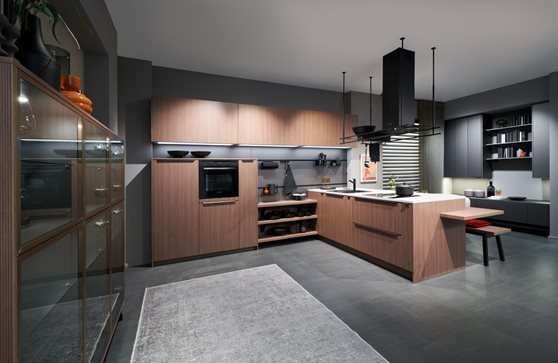 Moderne keuken met schiereiland in de kleur walnoot natuur