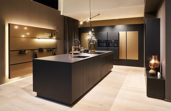 Design keuken in eiken zwart met bronzen elementen