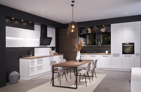 Moderne witte keuken met een donkere greep