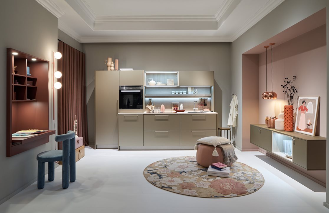 Moderne keuken in champagne metallic met amarant accenten