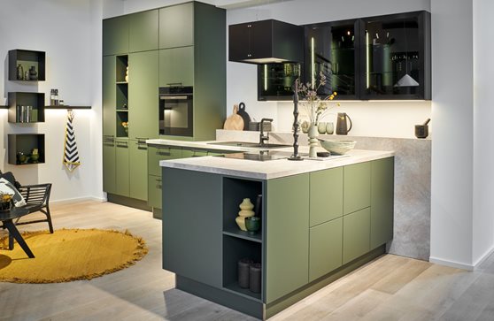 Design keuken in het olijfgroen met een schiereiland