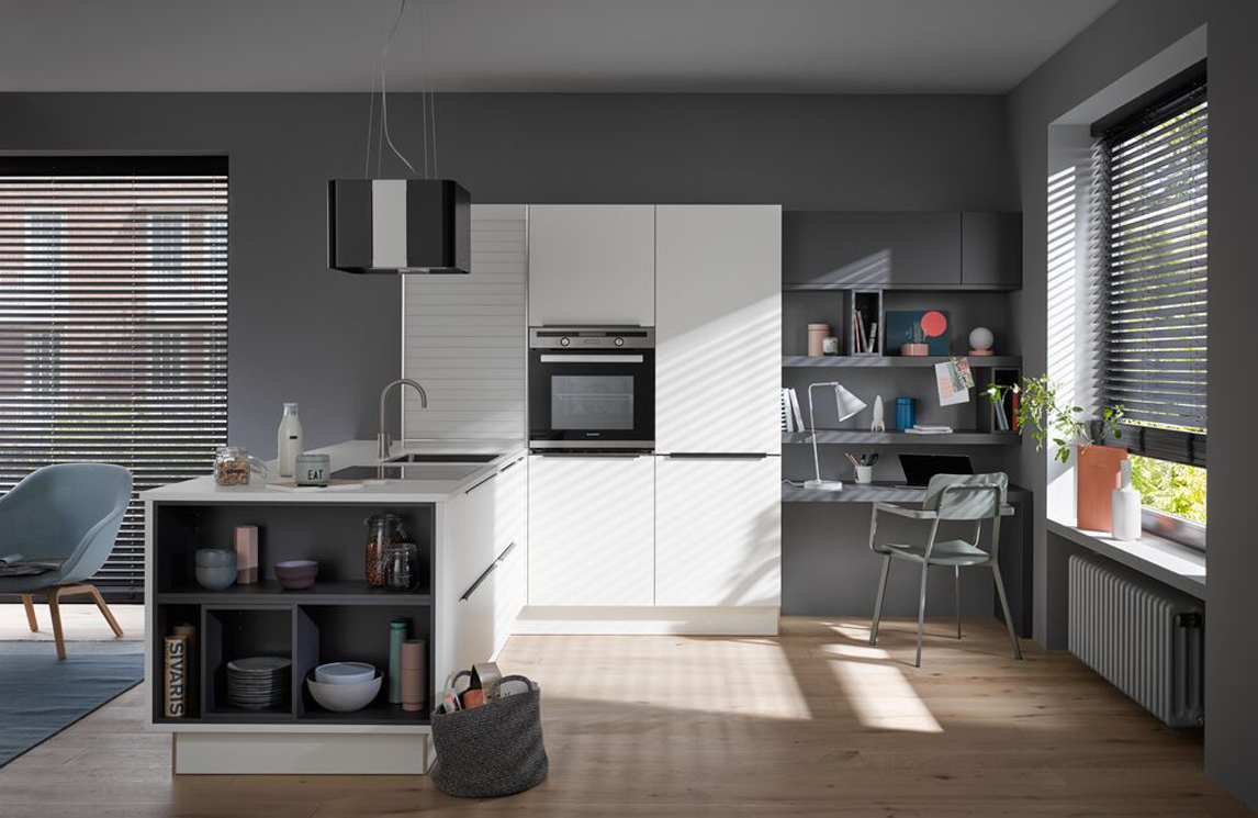 Trendy witte keuken met schiereiland