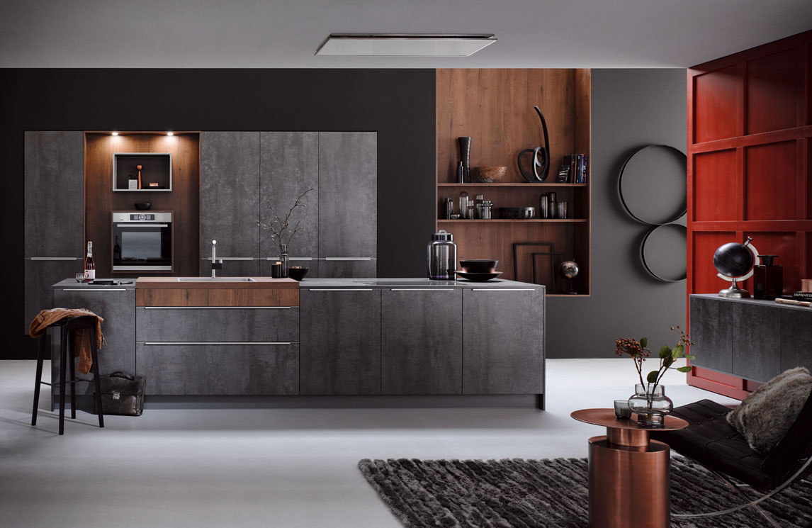 Design keuken met brede handgrepen en verschillende donkere kastenwanden
