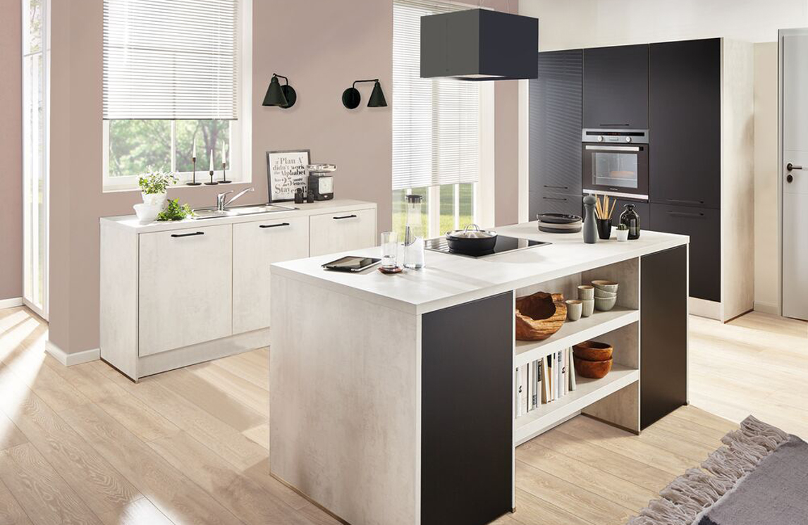 Moderne lichte keuken met eiland in combinatie met zwarte kasten