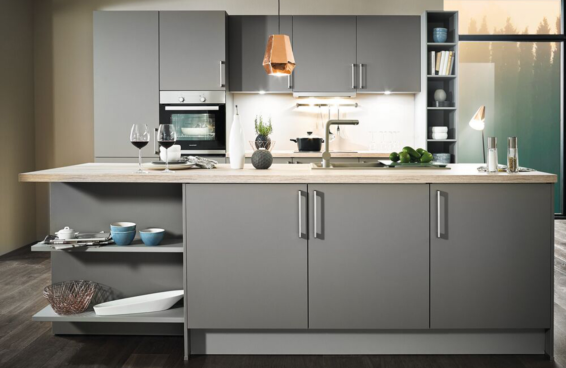 Moderne grijze keuken met eiland 