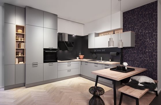 Trendy parelgrijze hoekkeuken met een houten zitplek