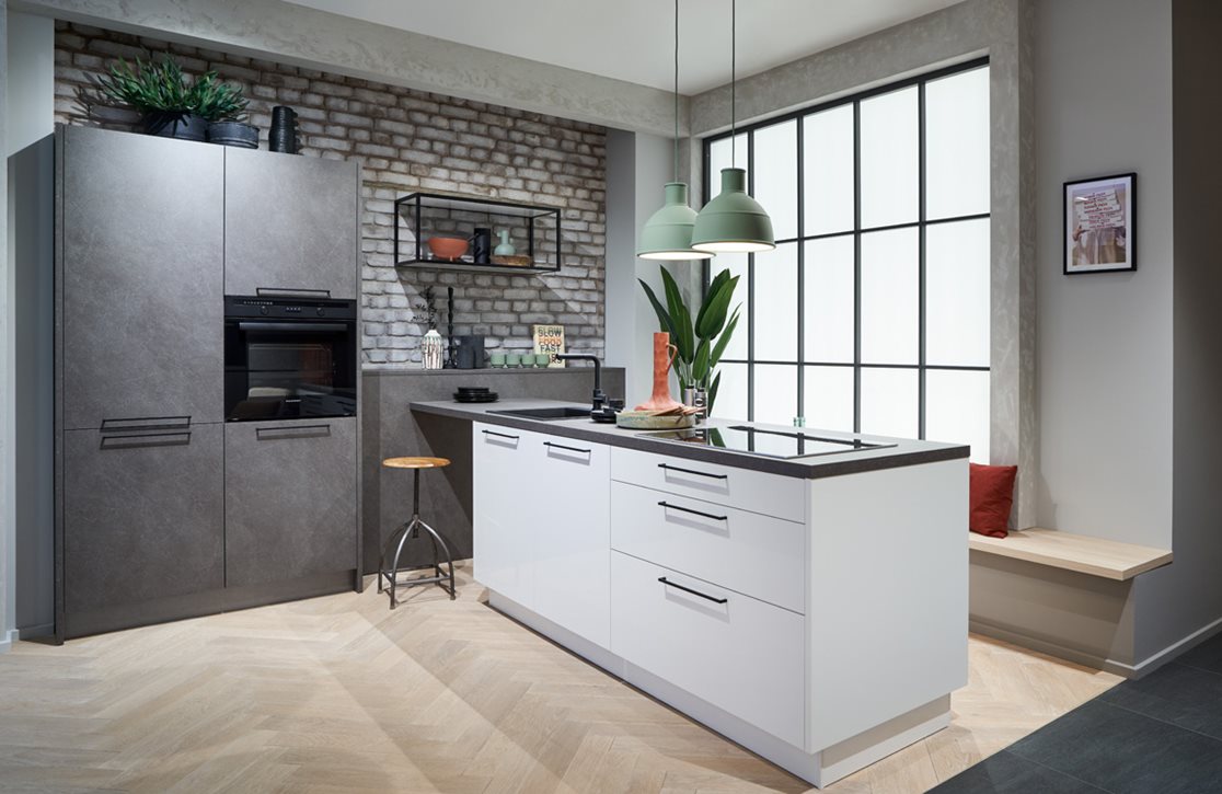 Trendy keuken in hoogglans wit met grijstinten