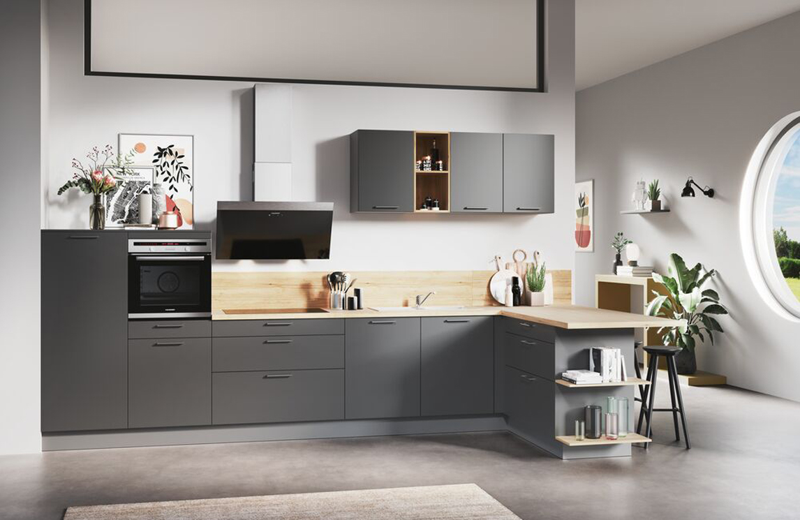 Moderne donkergrijze keuken met bovenkasten en een plek om aan te zitten