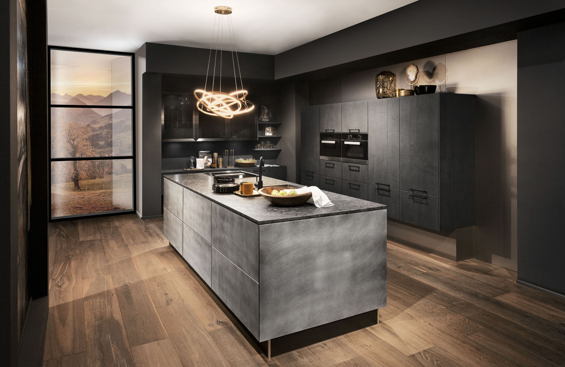 Design en industriële donkere keuken met stalen elementen