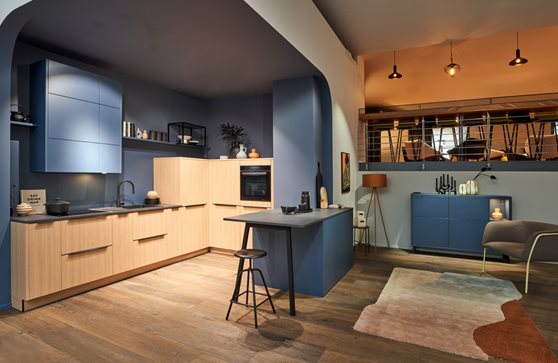 Moderne keuken met een houtlook gecombineerd met blauw