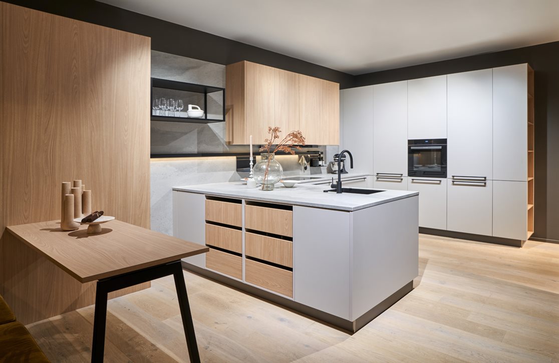 Design keuken in zandgrijs gecombineerd met houtlook accenten