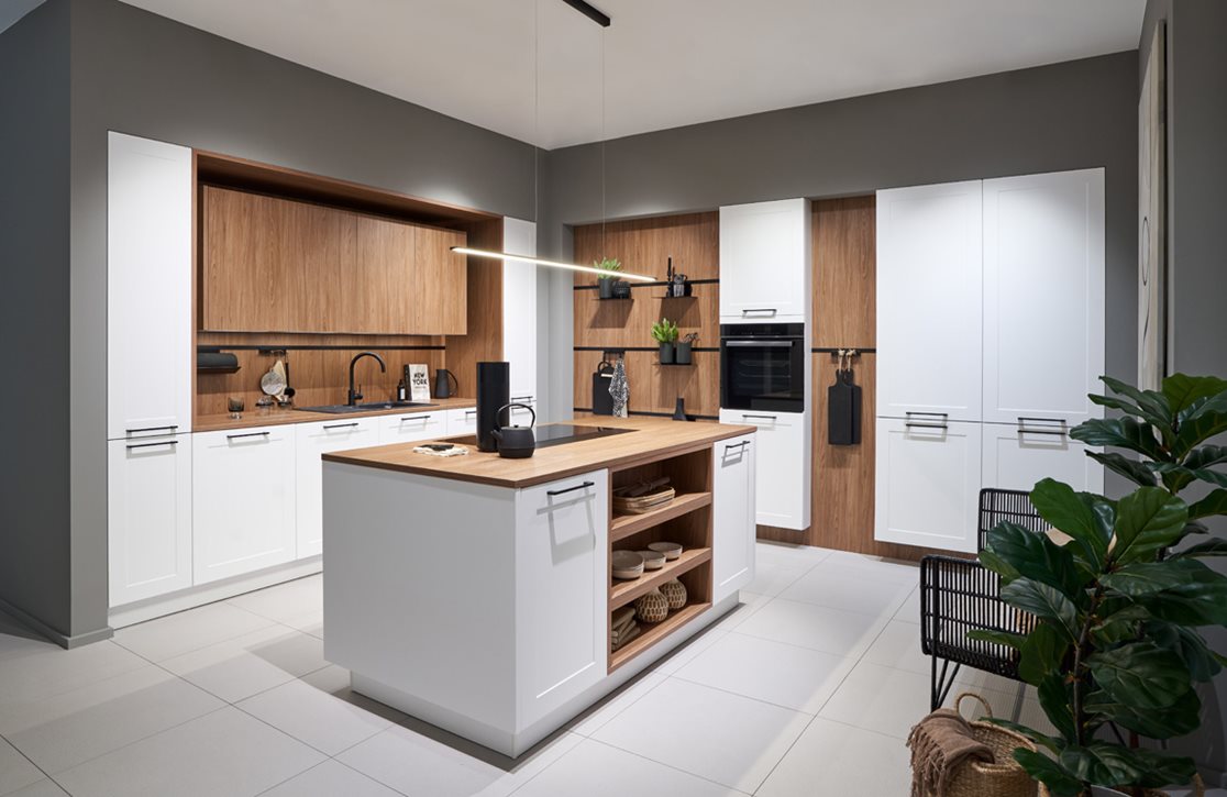 Trendy keuken met een mix van kristalwit en houtlook