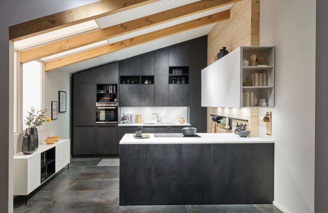 Moderne donkere keuken met betonlook en glanzend witte kastjes