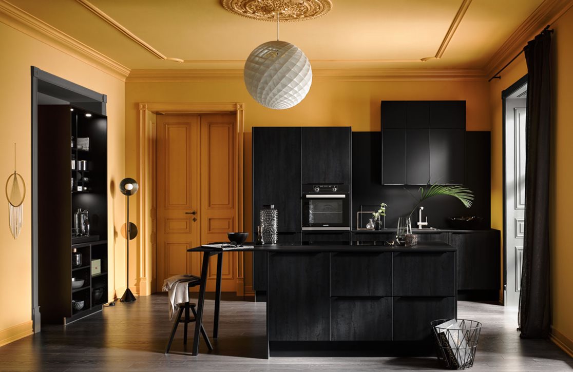 Trendy keuken zwart met open wandkast