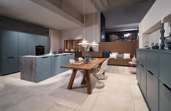Design keuken in een blauwgrijze tint met houtdetails