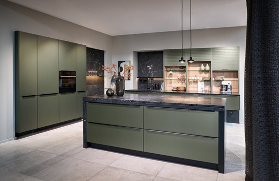 Moderne keuken met een eiland in olijfgroen