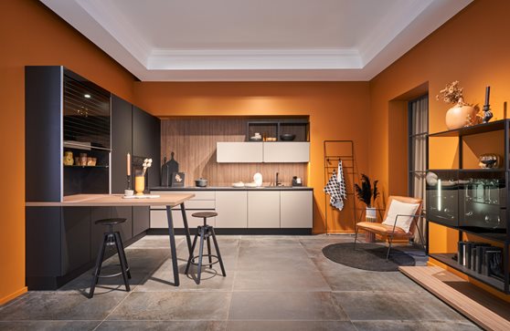 Design keuken in het lichtgrijs gecombineerd met een zwarte kastenwand