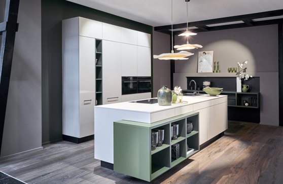 Design glanzende keuken in het crema magnolia met een kookeiland