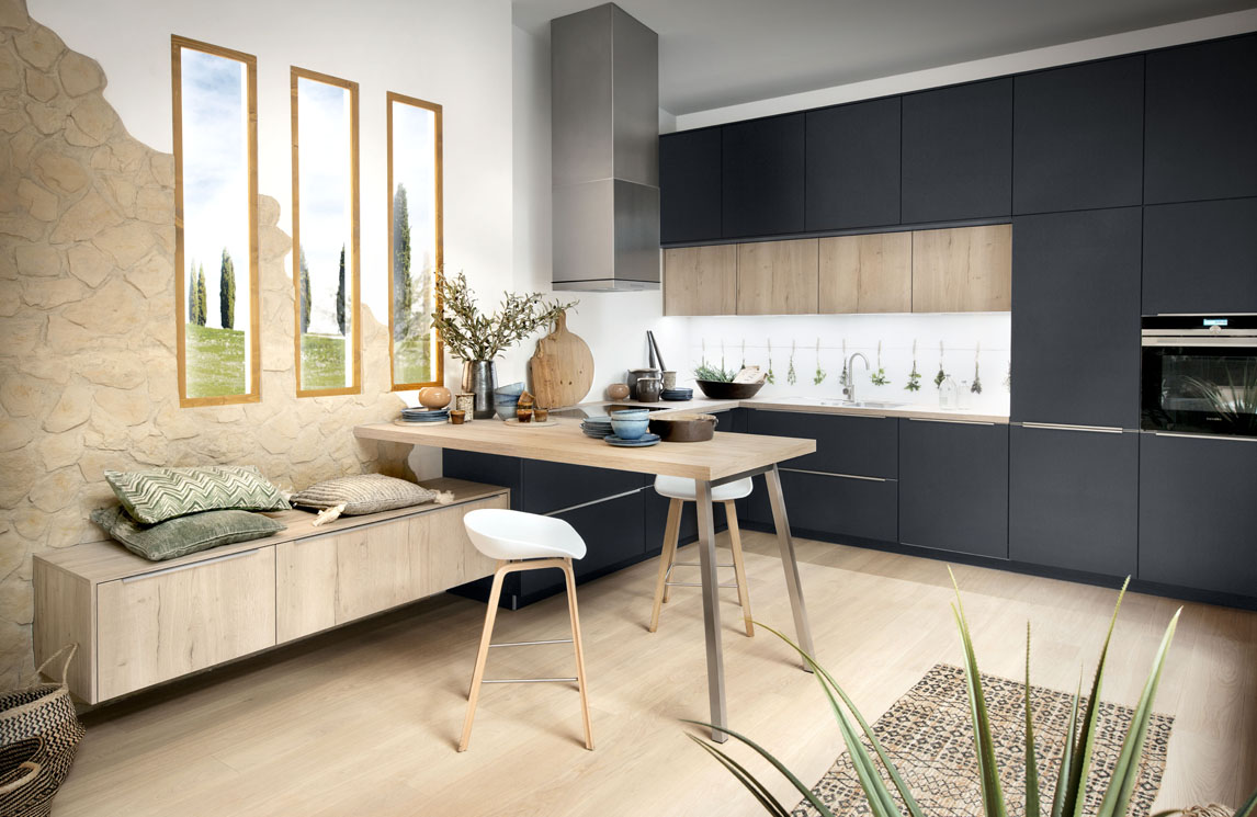Moderne fluweelblauwe keuken gecombineerd met eiken