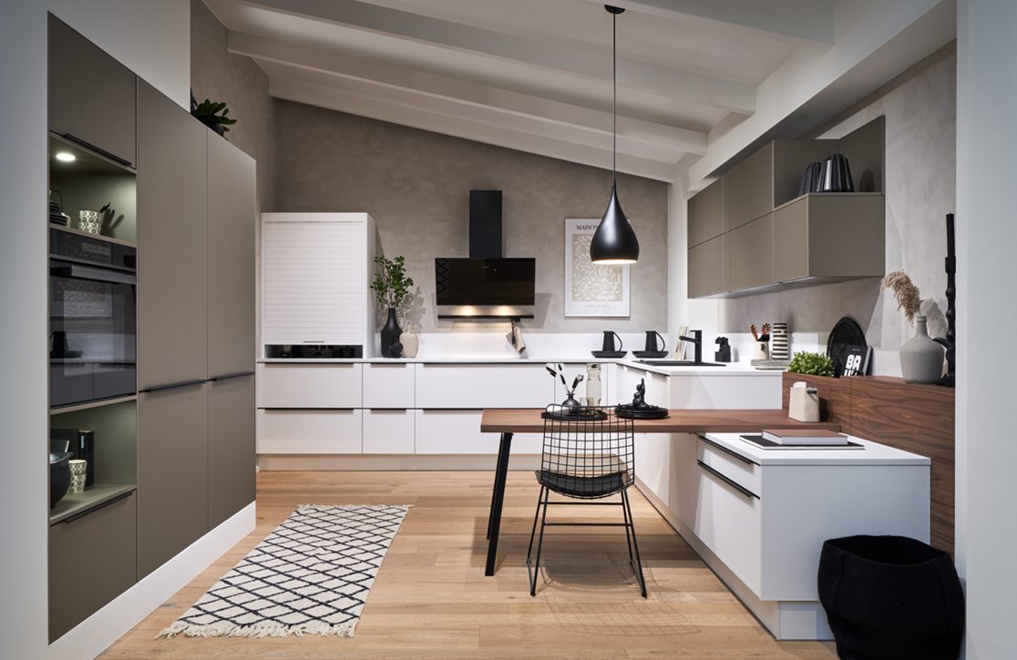 Moderne keuken in kristalwit met zandgrijze metallic kasten