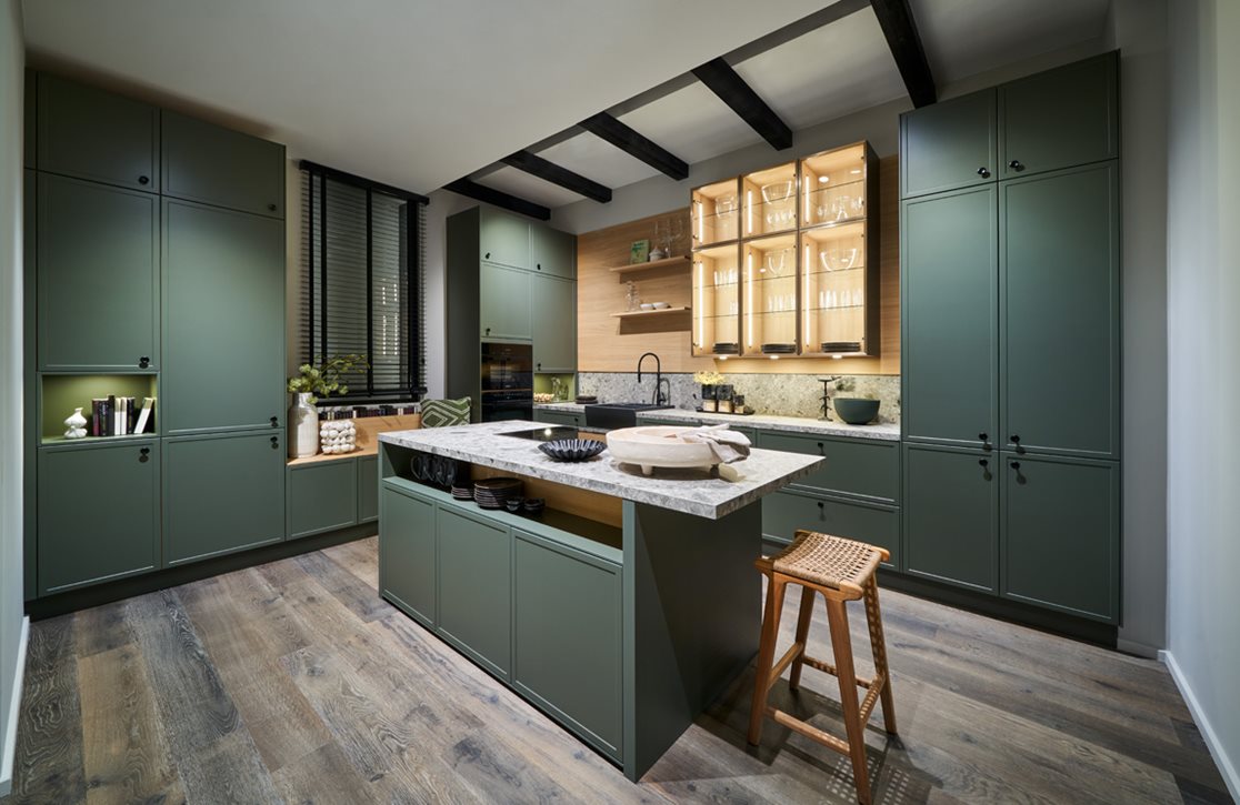 Landelijke keuken in een donkere groentint